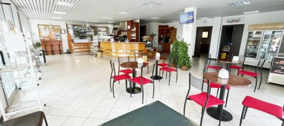 Gewerbliche Immobilie in Saronno, Italy 210m², Nr. 158656 3