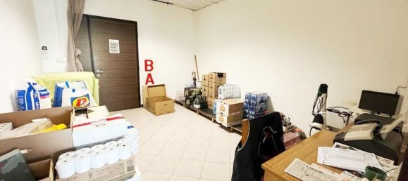 Gewerbliche Immobilie in Saronno, Italy 210m², Nr. 158656 9