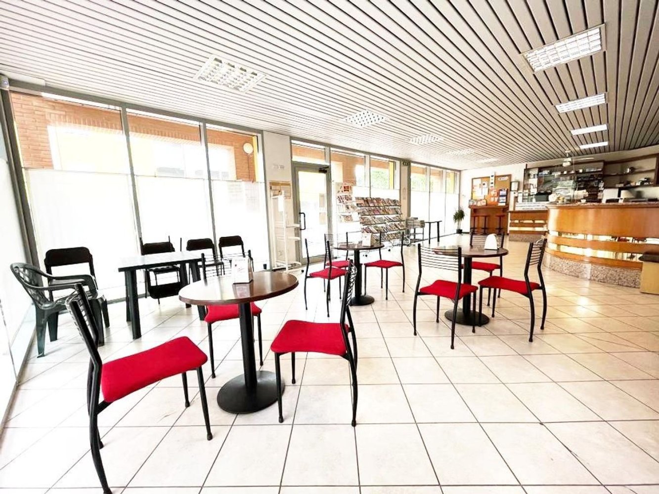 Gewerbliche Immobilie in Saronno, Italy 210m², Nr. 158656