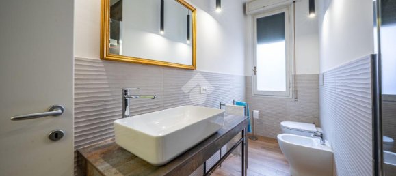 3 rooms Apartment in Reggio Emilia, Italy No. 5620 21