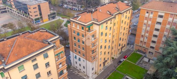 3 rooms Apartment in Reggio Emilia, Italy No. 5620 39