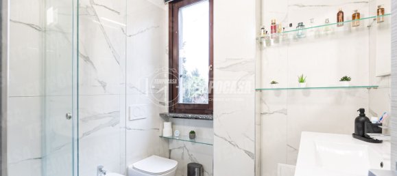 Apartamento de 2 dormitorios en Inverigo, Italy No. 150067 28