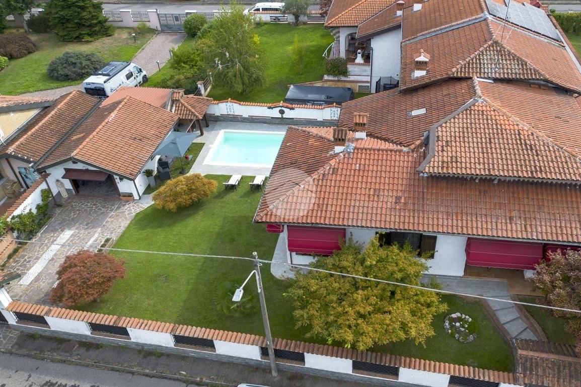 Вилла с 4 спальнями в Вермеццо кон Дзело, Италия № 295944