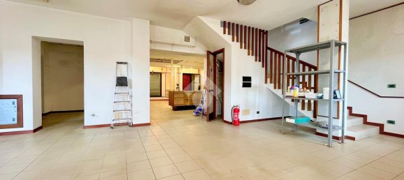 2-salle Propriété commerciale à Udine, Italy No. 271775 13