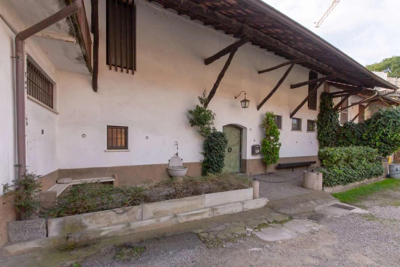 5غرفة شقة في Arese, Italy رقم 156809