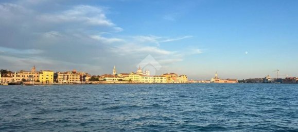 4 rooms Apartment in Venice, Italy No. 177231 2