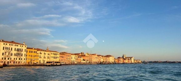 4 rooms Apartment in Venice, Italy No. 177231 3