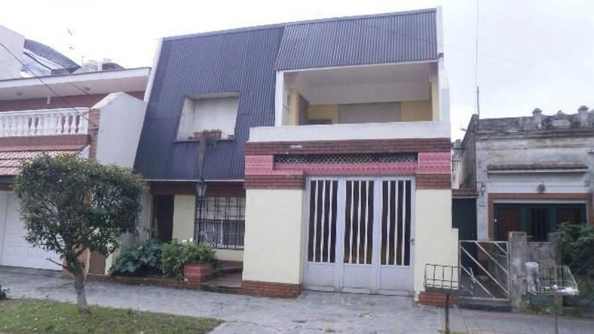3 bedrooms House in Lanus, Argentina No. 9072