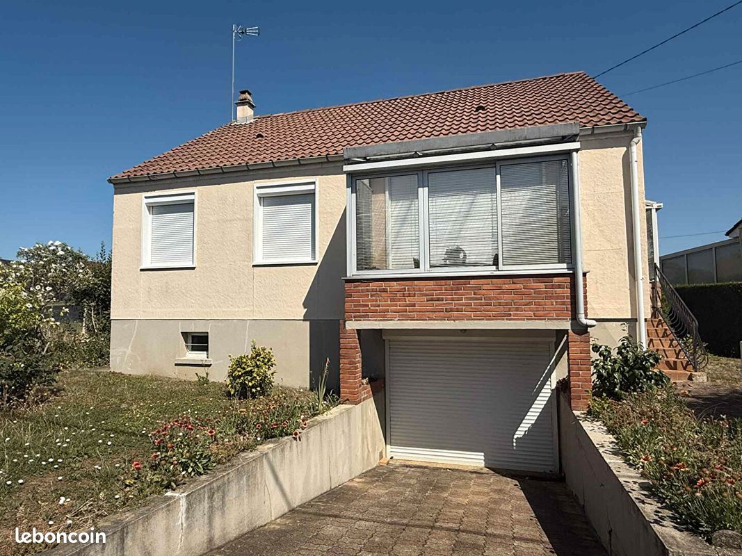 2 bedrooms House in Connerre, France No. 337525