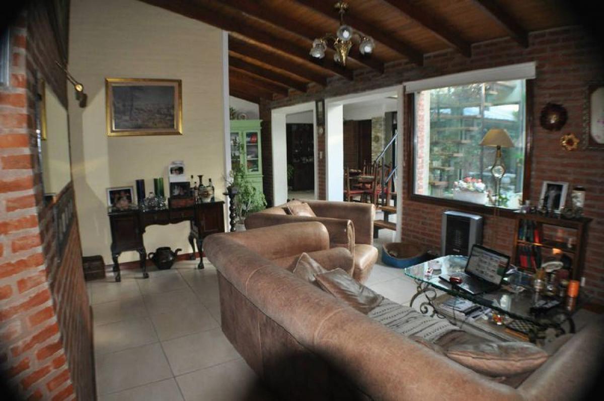 4 bedrooms House in Mar del Plata, Argentina No. 76944