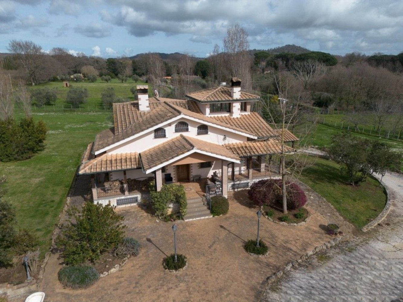 Villa de 10 habitaciónes en Manziana, Italy No. 189576