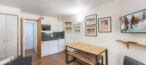 1 bedroom Apartment in Les Belleville, France No. 400 3