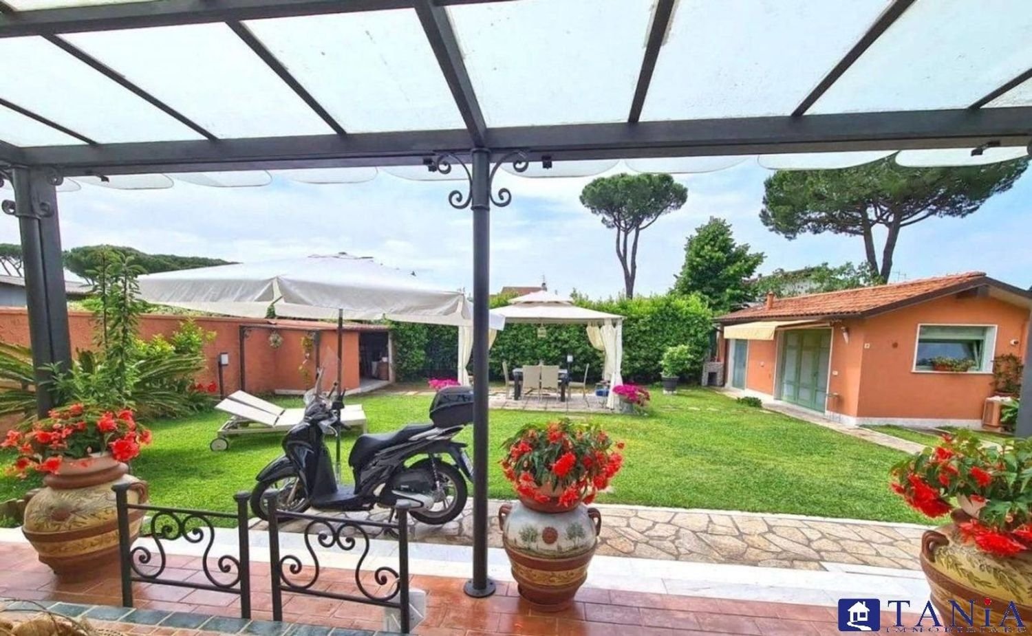 5 rooms Villa in Carrara, Italy No. 48132