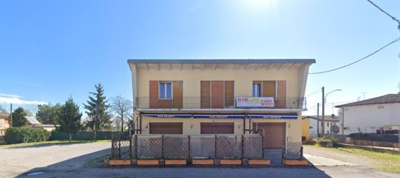 5 rooms Apartment in Cento, Italy No. 101284 2