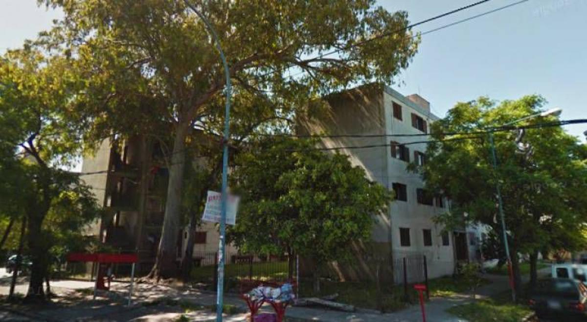 Apartamento de 3 dormitorios en Lanús, Argentina No. 52240