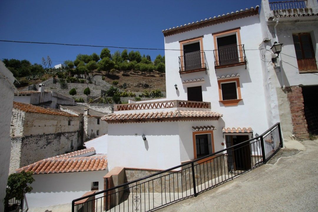 Casa de 3 dormitorios en Salares, Spain No. 59464