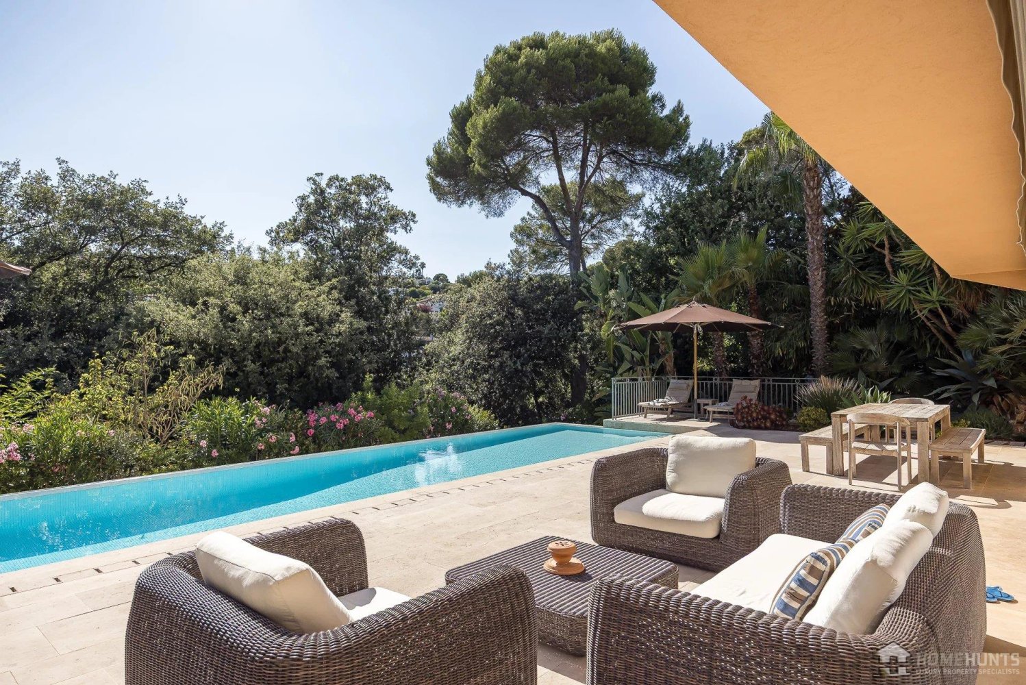 5 bedrooms Villa in Antibes, France No. 298428