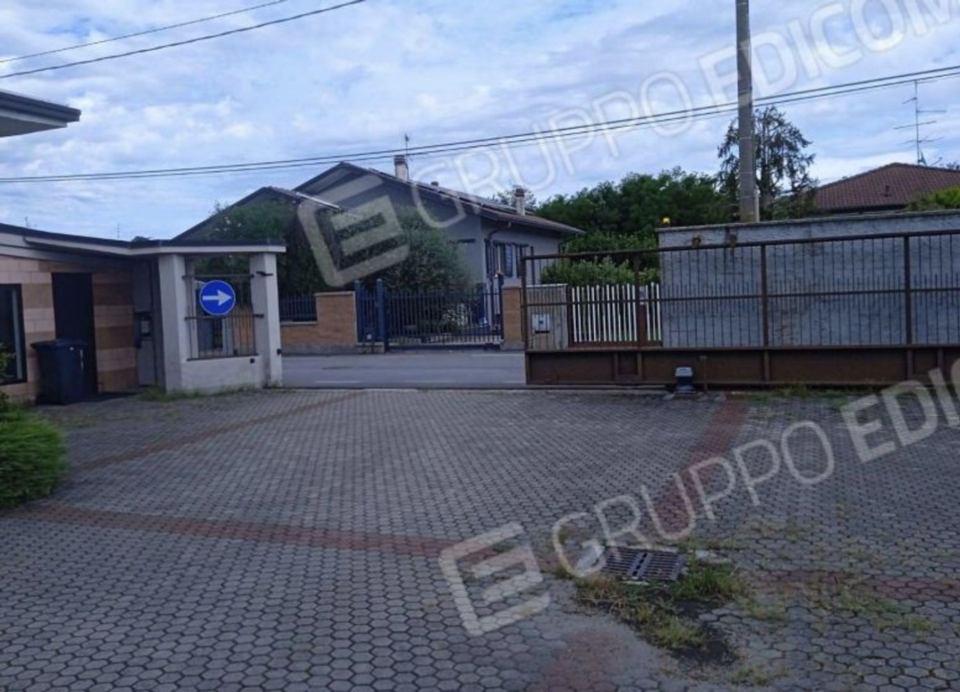 Oficina en Castano Primo, Italy 478 m² No. 153705