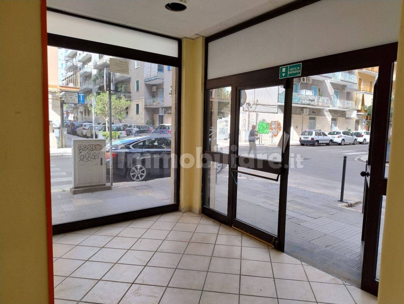 Коммерческая недвижимость с 1 комнатой в Бари, Италия № 271175