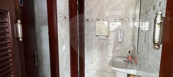 70m² Commercial property in Almada, Portugal No. 70915 10