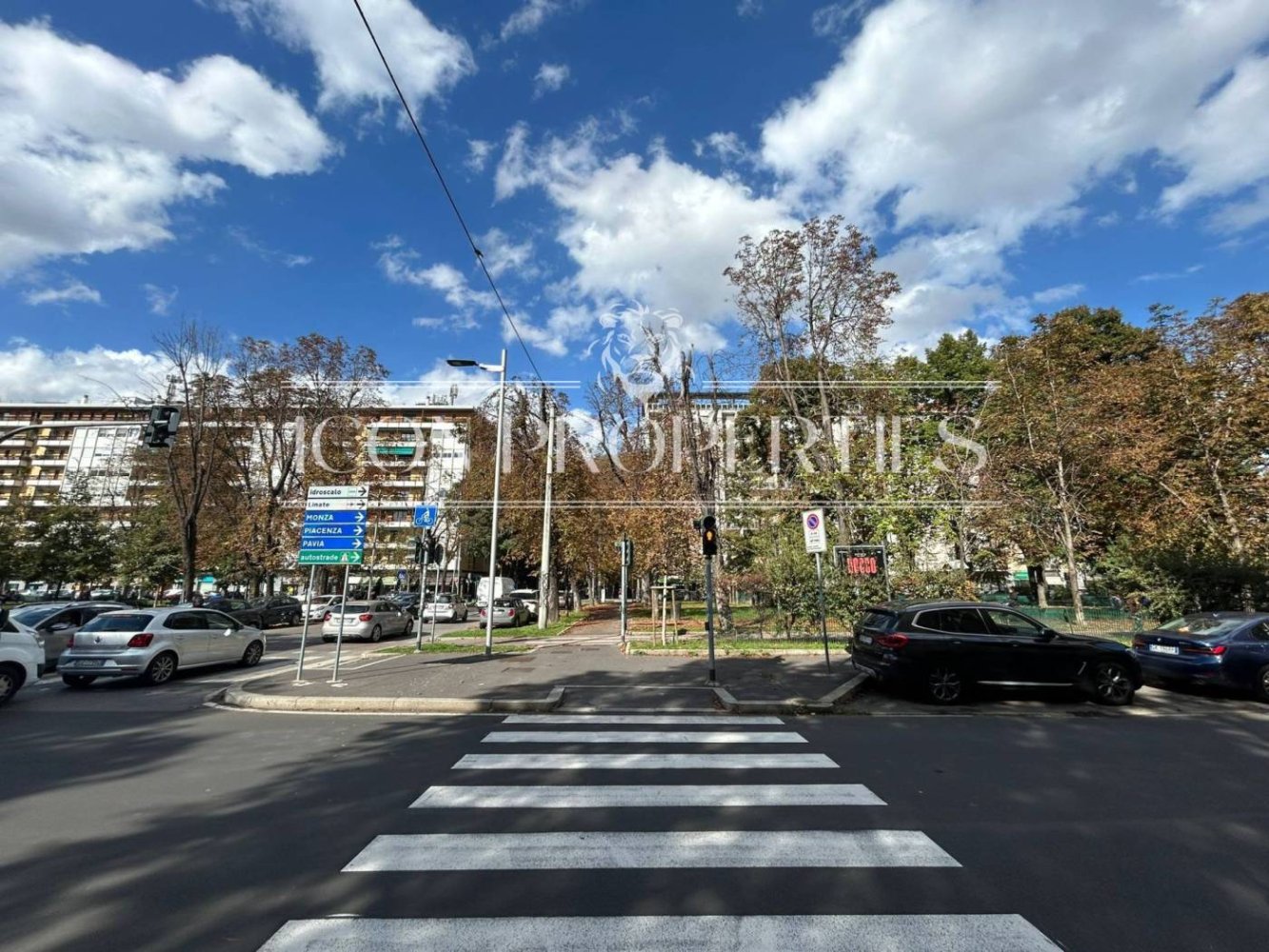 2 rooms Commercial property in Milan, Italy No. 248320