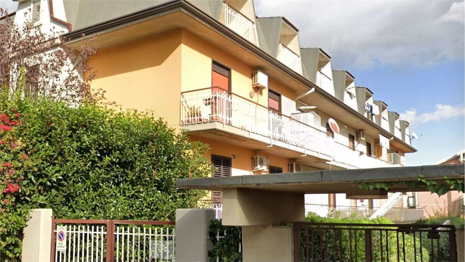 Квартира с 3 комнатами в Сант Агата ли Баттиати, Италия № 43874