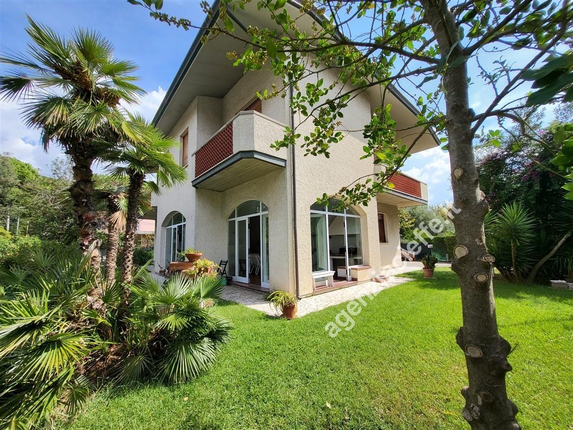 6 rooms House in Massa, Italy No. 18060