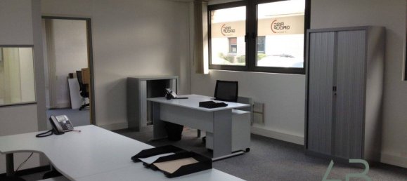 172m² Commercial property in Villeneuve-d'Ascq, France No. 68179 3