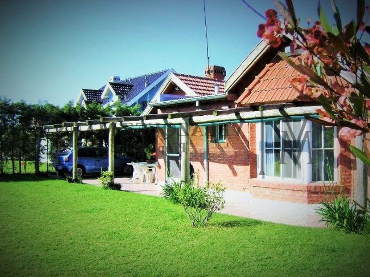 Casa de 3 dormitorios en Esteban Echeverría, Argentina No. 5709