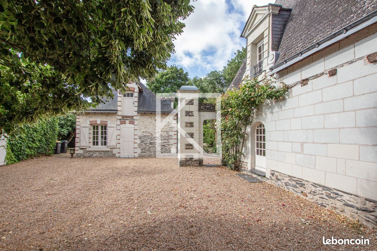 5 bedrooms House in Loire, France No. 363394