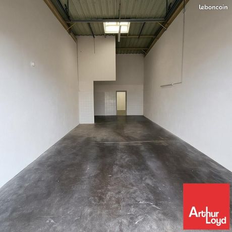 75m² Commercial property in Chauray, France No. 305892