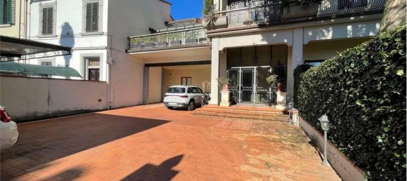 6 rooms Penthouse in Florence, Italy No. 36850 15