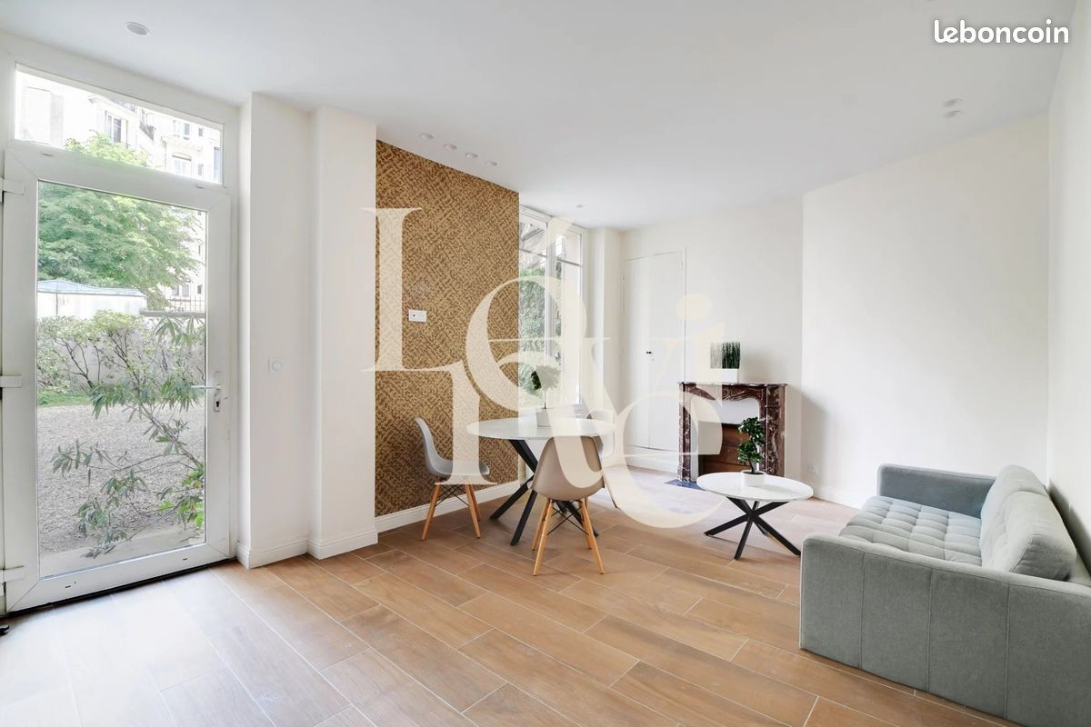 2 bedrooms Apartment in Paris, France No. 332780