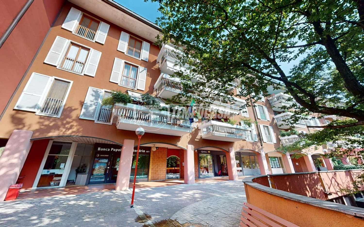 1-salle Garage à Segrate, Italy No. 210078