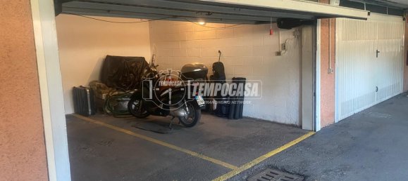 1-salle Garage à Segrate, Italy No. 210078 7