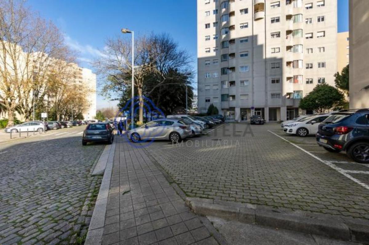 Laden in Porto, Portugal 209m², Nr. 8410