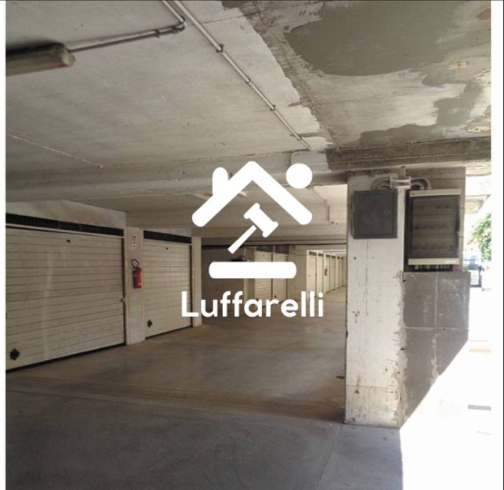 1 room Garage in Rome, Italy No. 224105