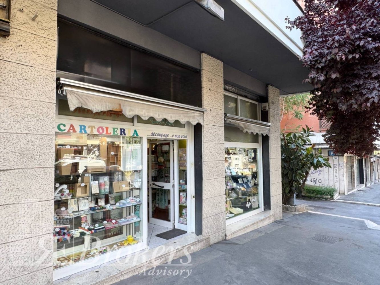 2 rooms Commercial property in Rome, Italy No. 343383