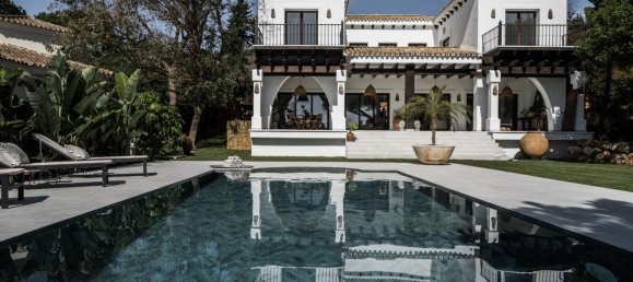 5 bedrooms Villa in Marbella, Spain No. 4821 2