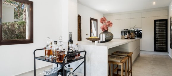 5 bedrooms Villa in Marbella, Spain No. 4821 11