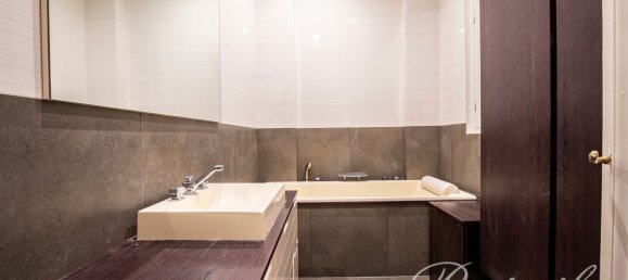 4 bedrooms Apartment in Paris, France No. 292051 14