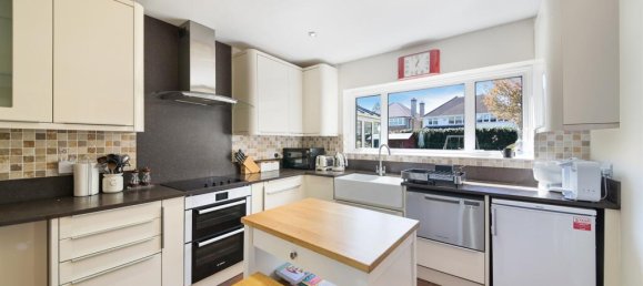 5 bedrooms House in Leatherhead, United Kingdom No. 9670 9