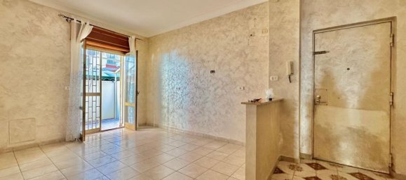 3-salle Appartement à Naples, Italy No. 100811 2