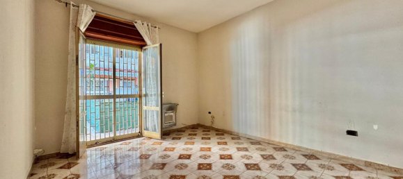 3-salle Appartement à Naples, Italy No. 100811 13