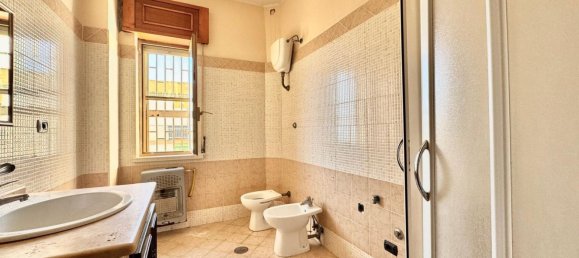 3-salle Appartement à Naples, Italy No. 100811 26