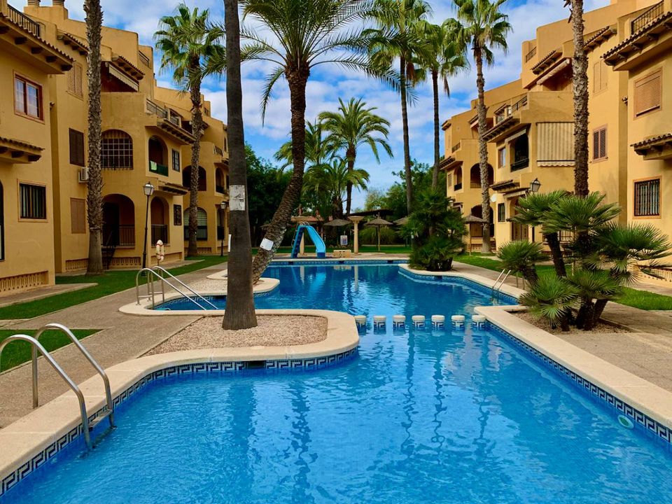 Apartamento de 2 dormitorios en Torrevieja, Spain No. 220202