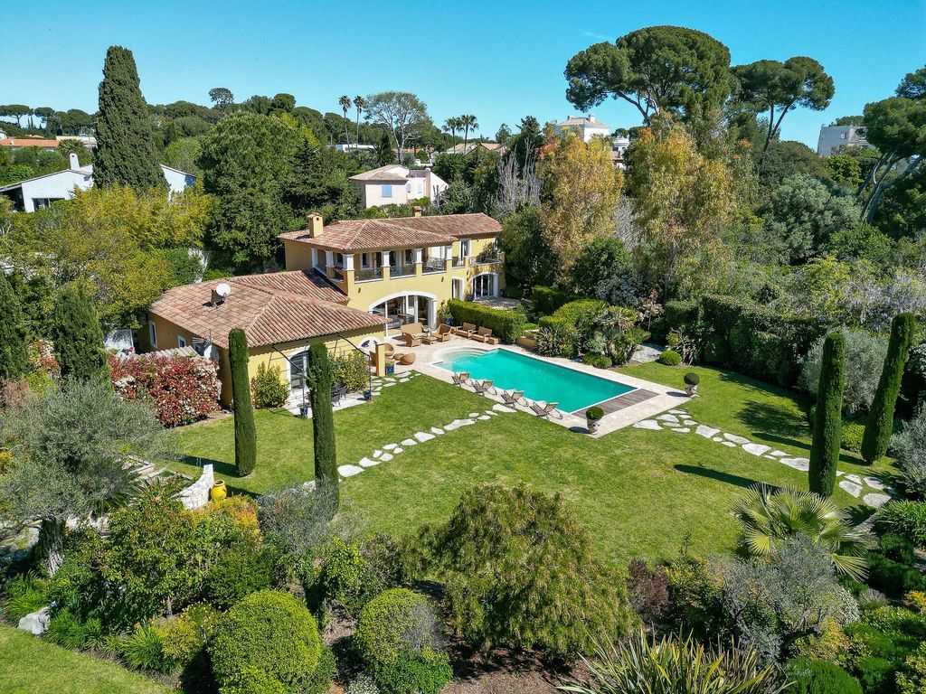 Villa de 8 dormitorios en Antibes, France No. 247290