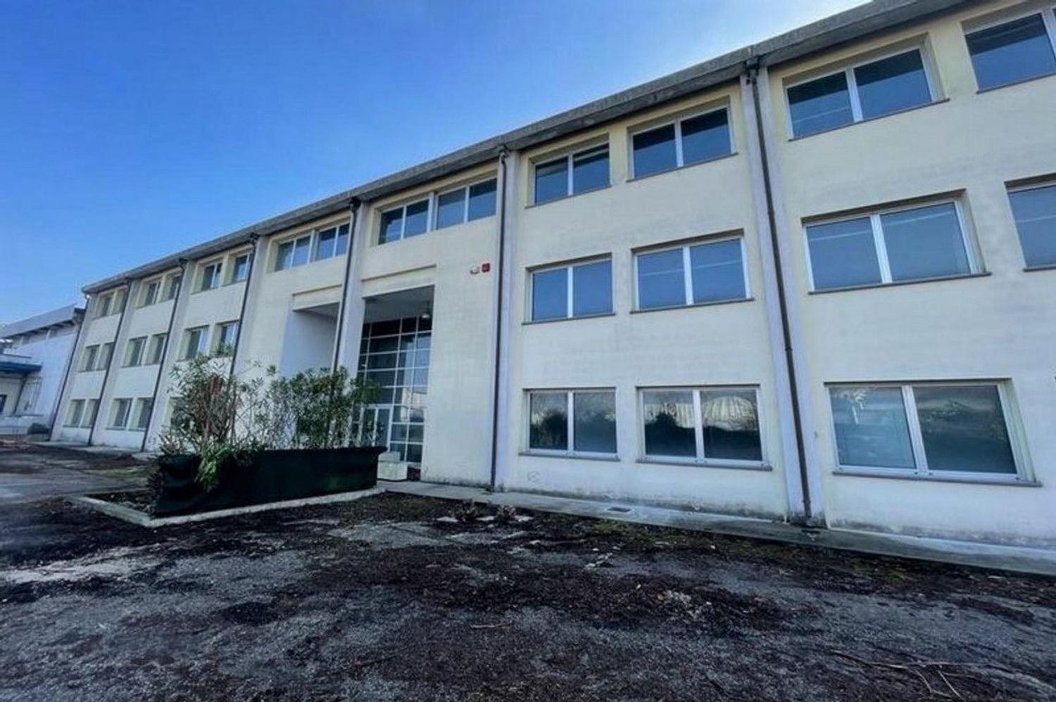 3329m² Office in Rovigo, Italy No. 372010