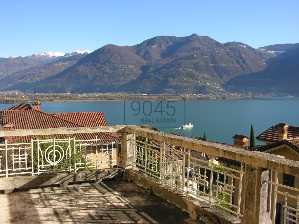 3 bedrooms Villa in Lovere, Italy No. 404427