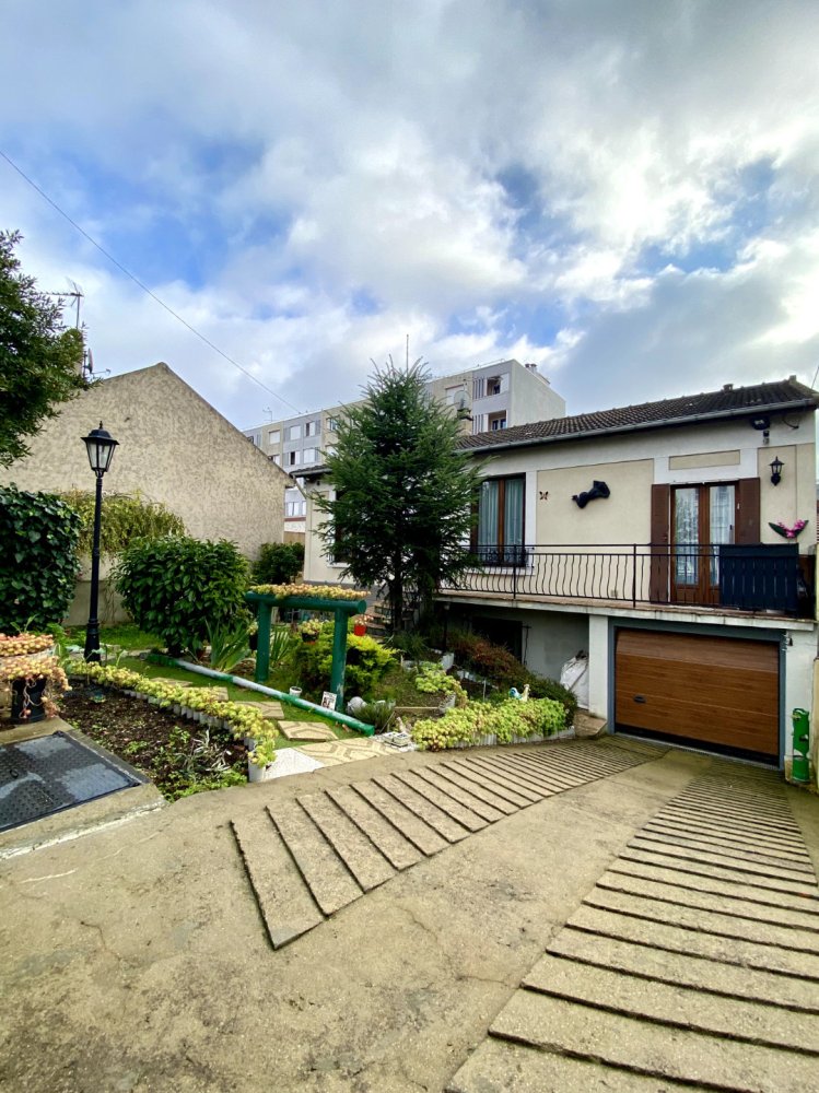 Casa de 3 dormitorios en Bezons, France No. 181809